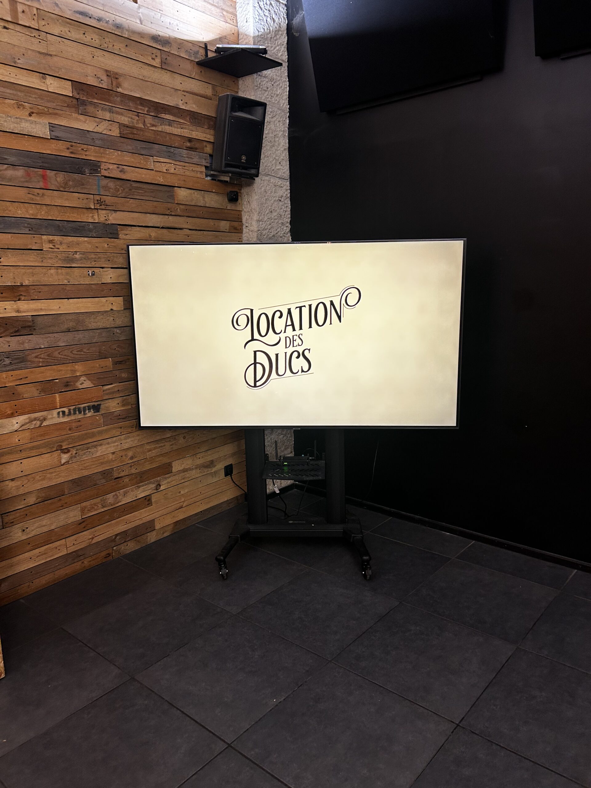 Télévision SAMSUNG 85"