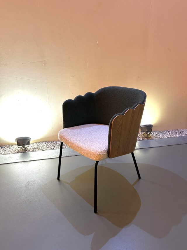 Chaise fauteuil design en bois et tissu